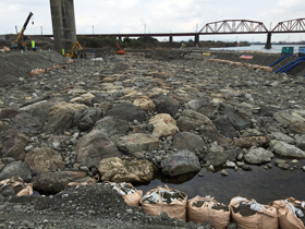 球磨川の瀬の再生工事 写真